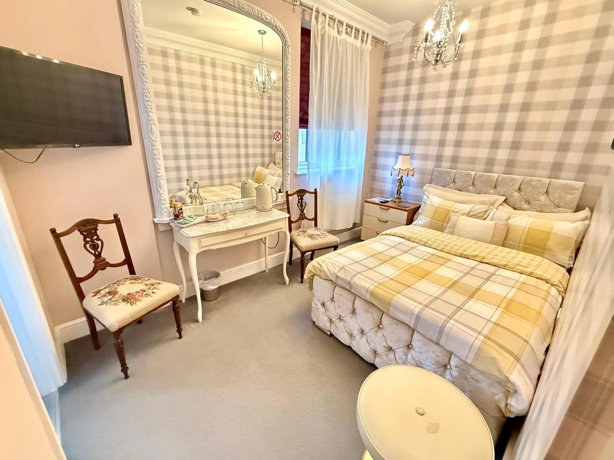 Upton Country Park Guest House Northampton Exterior photo